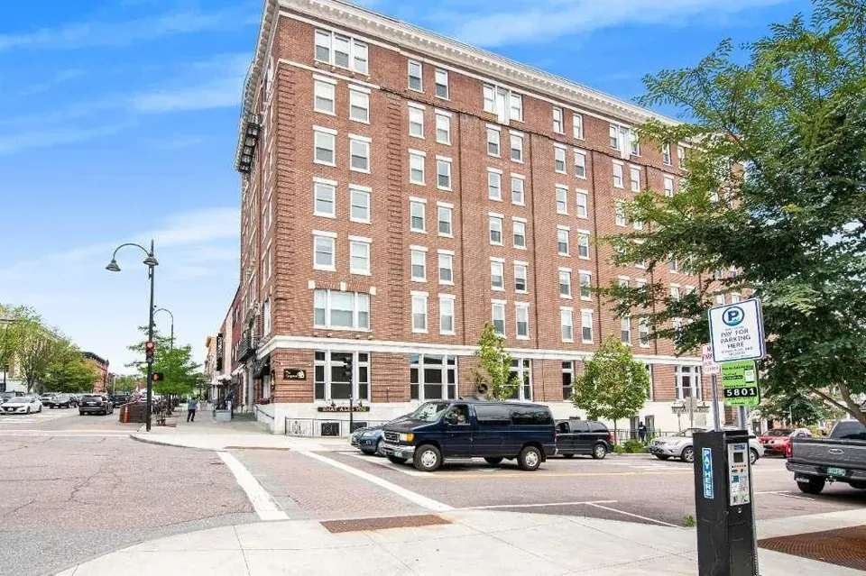 2 Bed 1 Bath Contemporary High-Rise Condo in Burlington, VT - 5