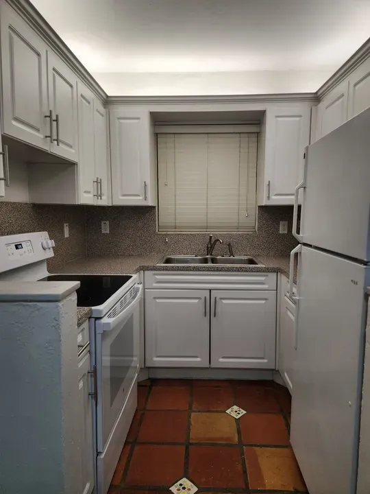 2 Bed 1 Bath Contemporary High-Rise Condo in Coral Gables, FL - 4