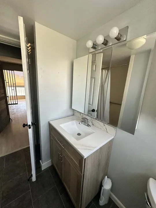 2 Bed 1 Bath Contemporary High-Rise Condo in Honolulu, HI - 5