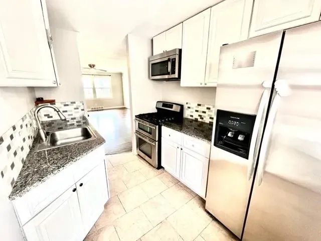 2 Bed 1 Bath Contemporary High-Rise Condo in Kansas City, KS - 4
