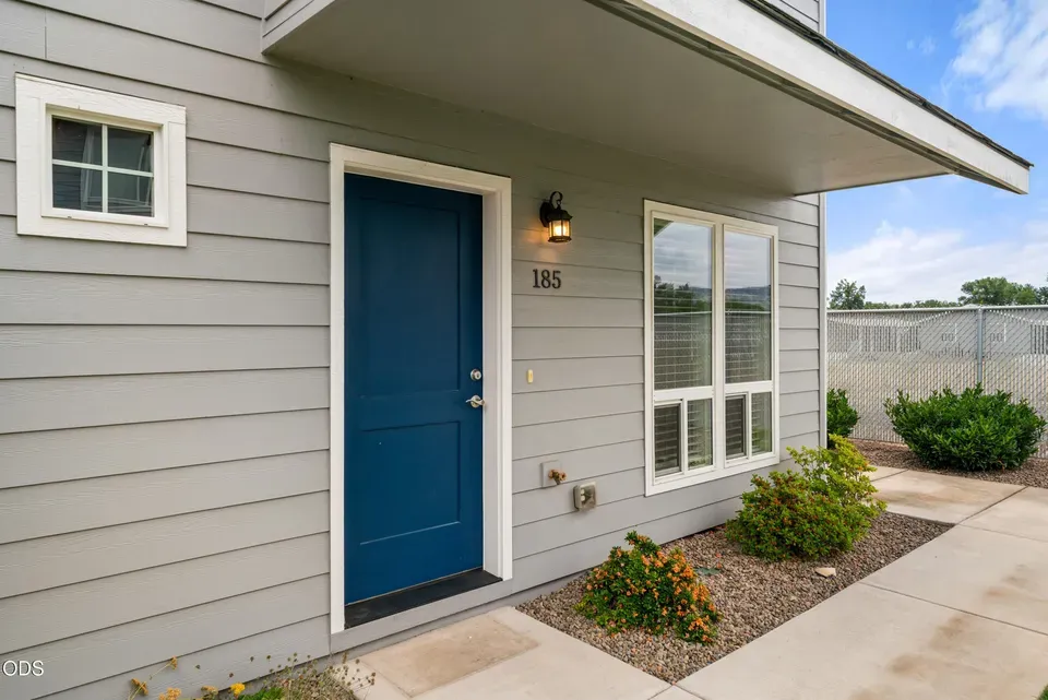 2 Bed 1 Bath Contemporary High-Rise Condo in Medford, OR
