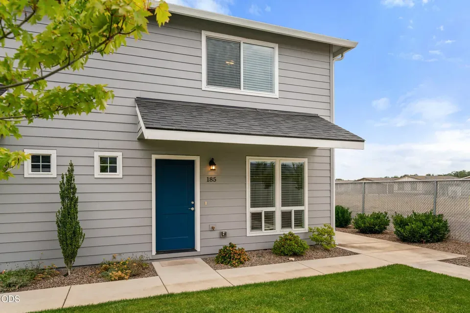 2 Bed 1 Bath Contemporary High-Rise Condo in Medford, OR - 2