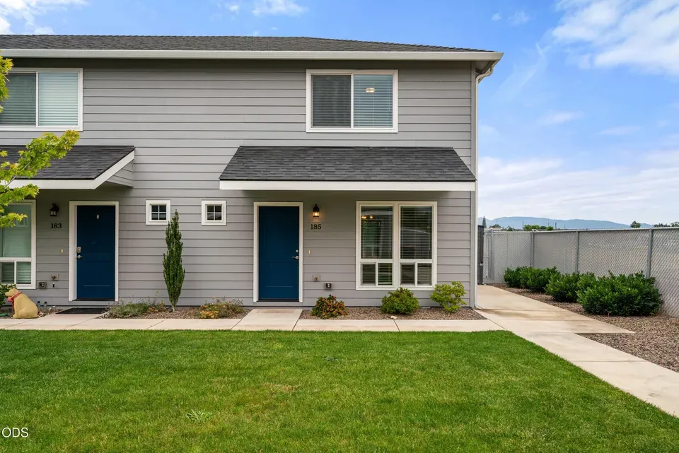 2 Bed 1 Bath Contemporary High-Rise Condo in Medford, OR - 3