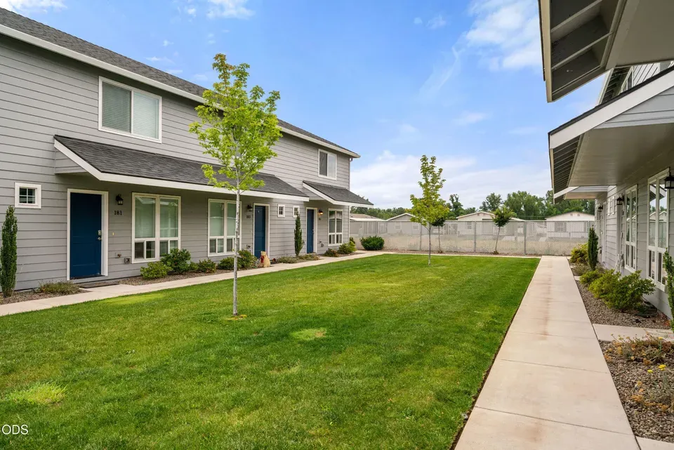 2 Bed 1 Bath Contemporary High-Rise Condo in Medford, OR - 4