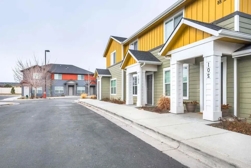 2 Bed 1 Bath Contemporary High-Rise Condo in Meridian, ID - 1