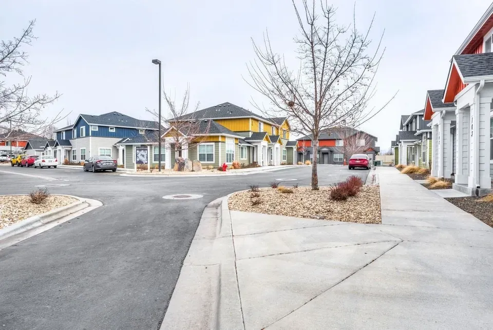 2 Bed 1 Bath Contemporary High-Rise Condo in Meridian, ID - 5