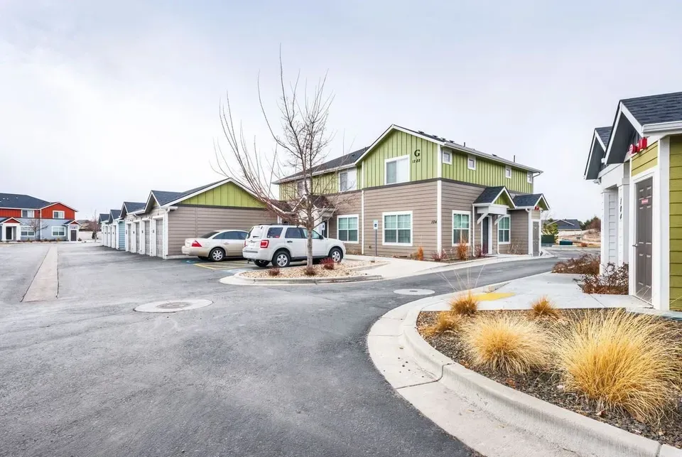 2 Bed 1 Bath Contemporary High-Rise Condo in Meridian, ID - 4