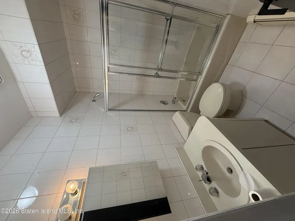 2 Bed 1 Bath Contemporary High-Rise Condo in New York, NY - 4