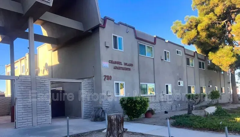 2 Bed 1 Bath Contemporary High-Rise Condo in Oxnard, CA