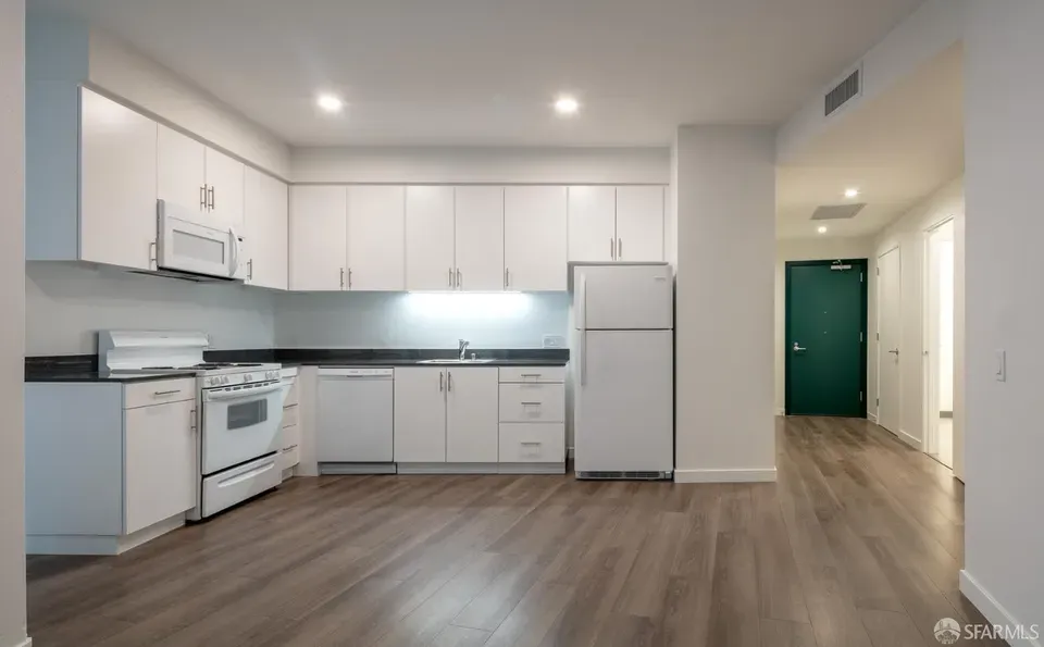 2 Bed 1 Bath Contemporary High-Rise Condo in San Francisco, CA - 4