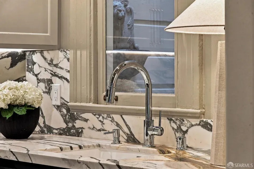 2 Bed 1 Bath Contemporary High-Rise Condo in San Francisco, CA - 4