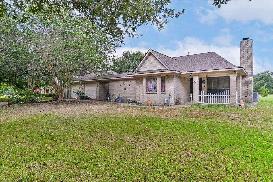 2 Bed 1 Bath Established Contemporary Home in Pearland, TX - 4