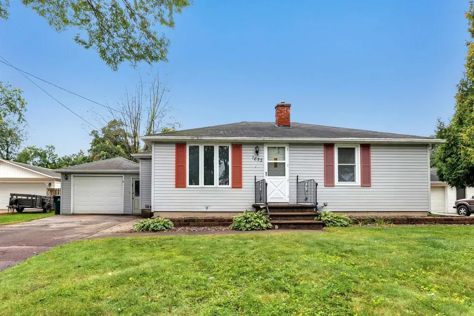 2 Bed 1 Bath Established Mid-Century Residence in Green Bay, WI