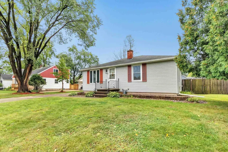 2 Bed 1 Bath Established Mid-Century Residence in Green Bay, WI - 3