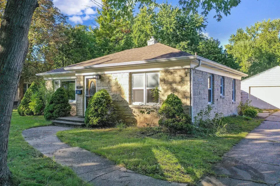 2 Bed 1 Bath Established Mid-Century Residence in Green Bay, WI - 1