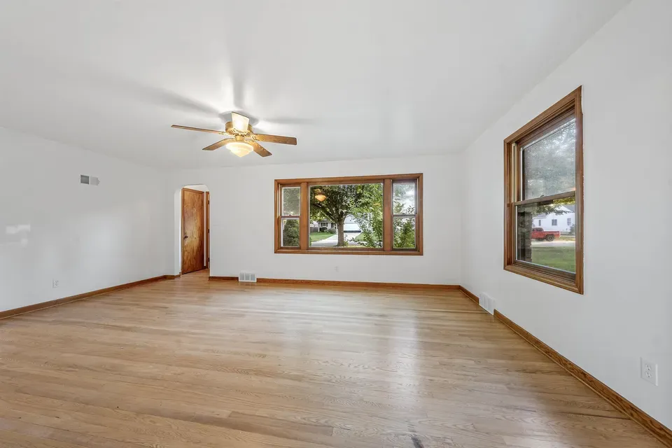 2 Bed 1 Bath Established Mid-Century Residence in Green Bay, WI - 4