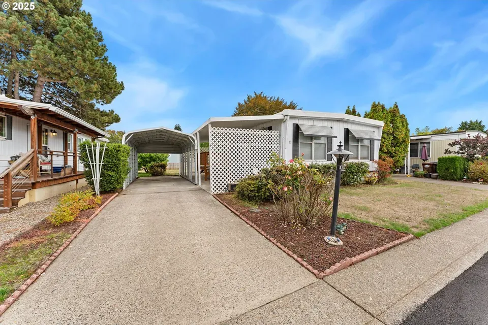 2 Bed 1 Bath Established Mid-Century Residence in Hillsboro, OR - 2