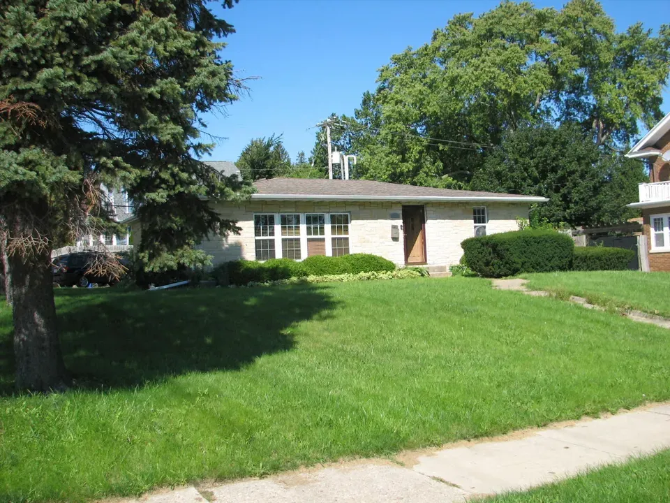 2 Bed 1 Bath Established Mid-Century Residence in Kenosha, WI - 3
