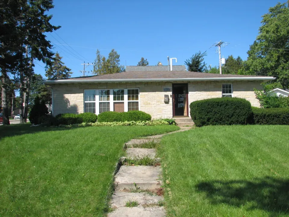 2 Bed 1 Bath Established Mid-Century Residence in Kenosha, WI - 4