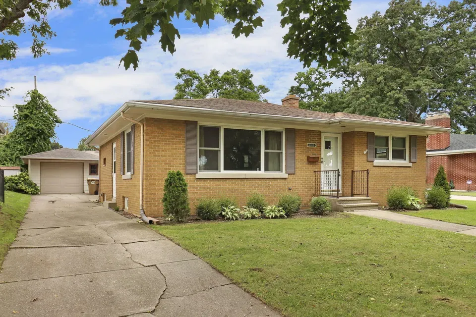 2 Bed 1 Bath Established Mid-Century Residence in Kenosha, WI - 1