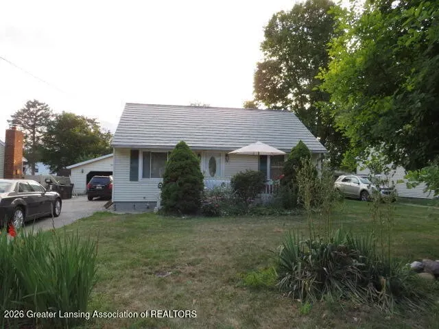 2 Bed 1 Bath Established Mid-Century Residence in Lansing, MI