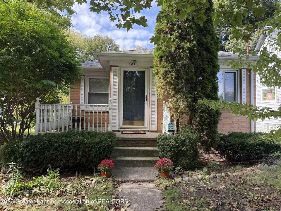 2 Bed 1 Bath Established Mid-Century Residence in Lansing, MI