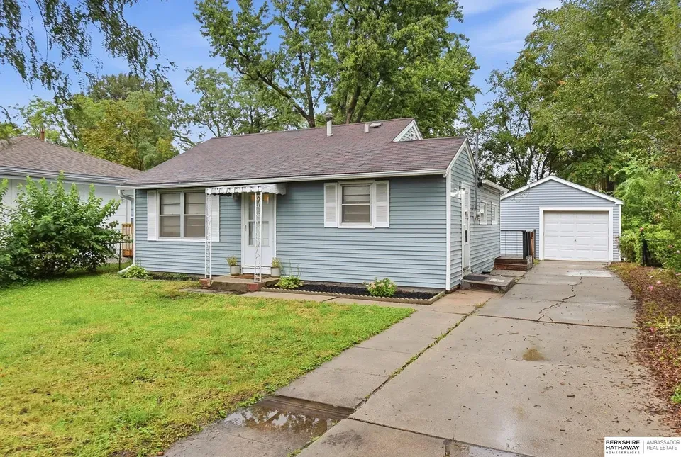 2 Bed 1 Bath Established Mid-Century Residence in Lincoln, NE