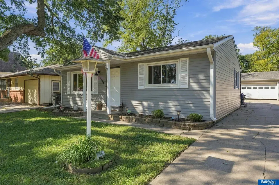 2 Bed 1 Bath Established Mid-Century Residence in Lincoln, NE - 2