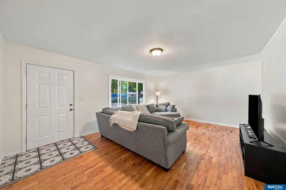 2 Bed 1 Bath Established Mid-Century Residence in Lincoln, NE - 4
