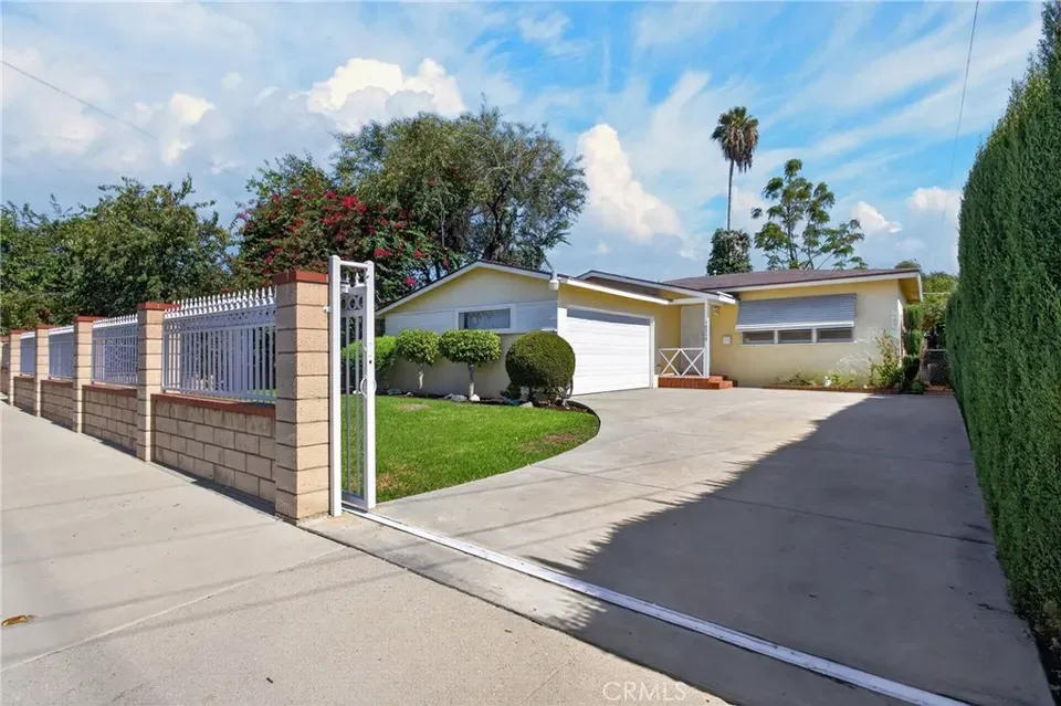 2 Bed 1 Bath Established Mid-Century Residence in Los Angeles, CA - 1