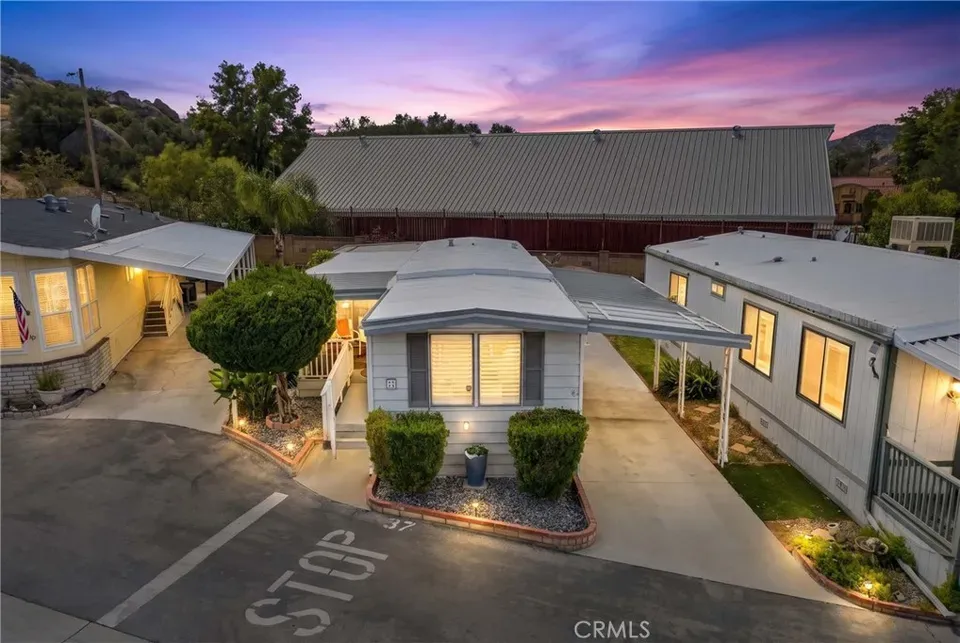2 Bed 1 Bath Established Mid-Century Residence in Los Angeles, CA - 1