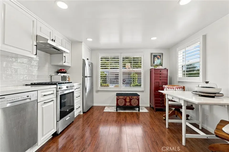 2 Bed 1 Bath Established Mid-Century Residence in Los Angeles, CA - 4