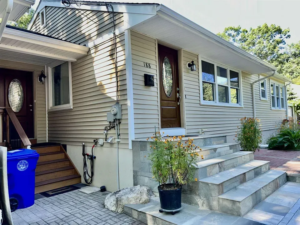2 Bed 1 Bath Established Mid-Century Residence in Manchester, NH - 3