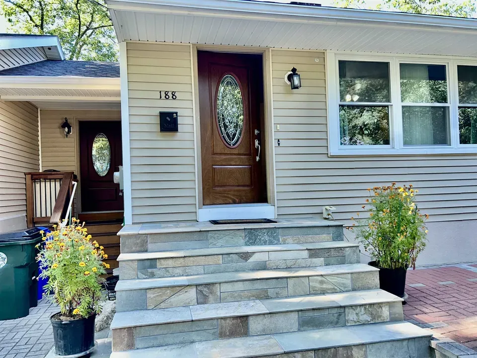 2 Bed 1 Bath Established Mid-Century Residence in Manchester, NH - 4