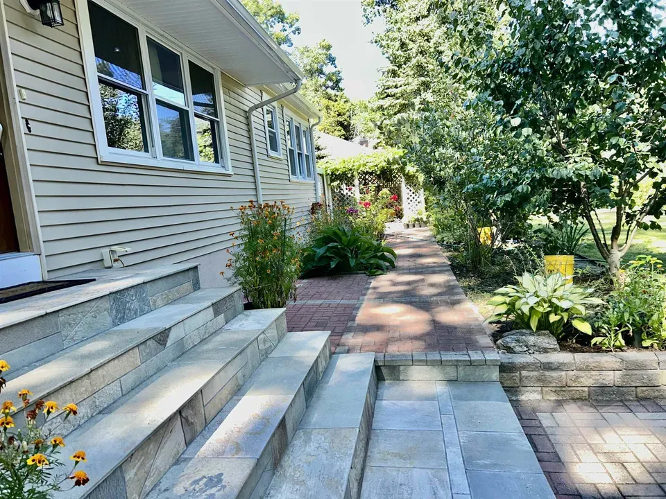 2 Bed 1 Bath Established Mid-Century Residence in Manchester, NH - 5