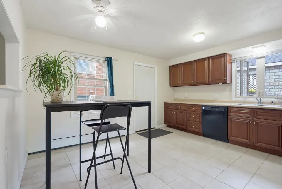 2 Bed 1 Bath Established Mid-Century Residence in Manchester, NH - 4