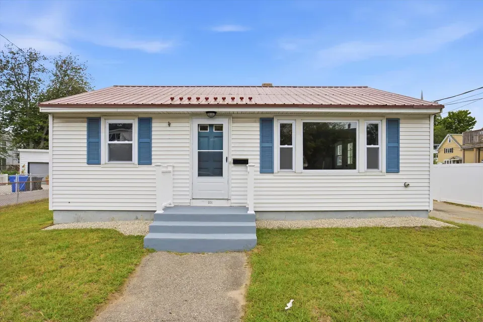 2 Bed 1 Bath Established Mid-Century Residence in Manchester, NH