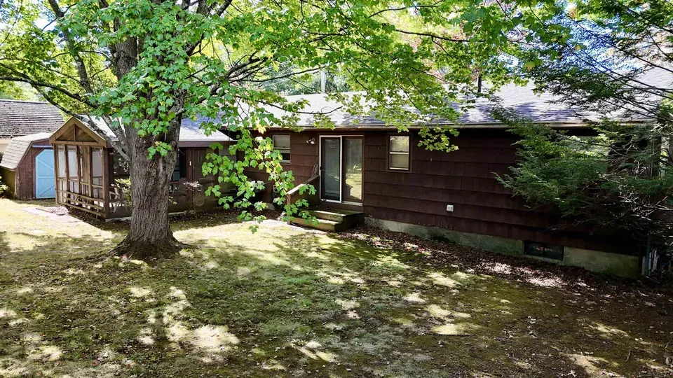 2 Bed 1 Bath Established Mid-Century Residence in Manchester, NH - 2