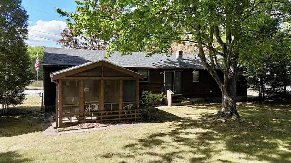 2 Bed 1 Bath Established Mid-Century Residence in Manchester, NH - 3