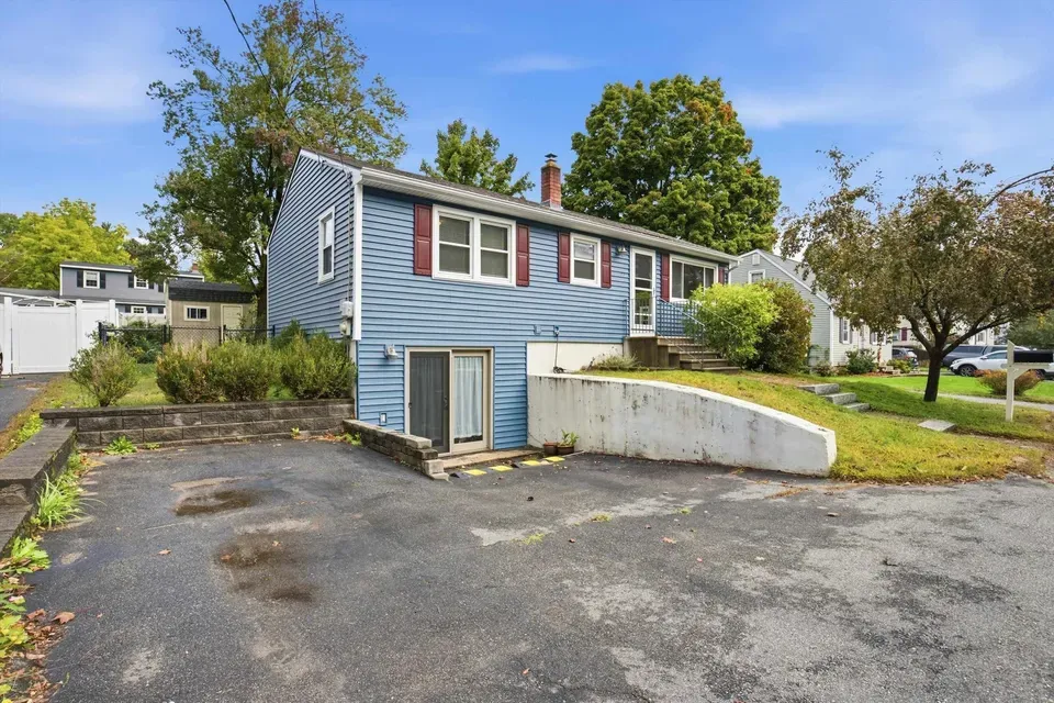 2 Bed 1 Bath Established Mid-Century Residence in Manchester, NH - 2