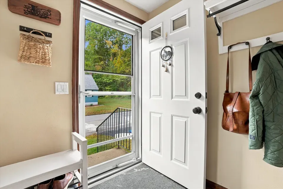 2 Bed 1 Bath Established Mid-Century Residence in Manchester, NH - 5