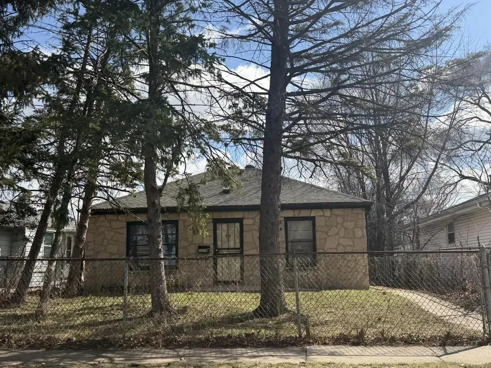 2 Bed 1 Bath Established Mid-Century Residence in Milwaukee, WI - 1