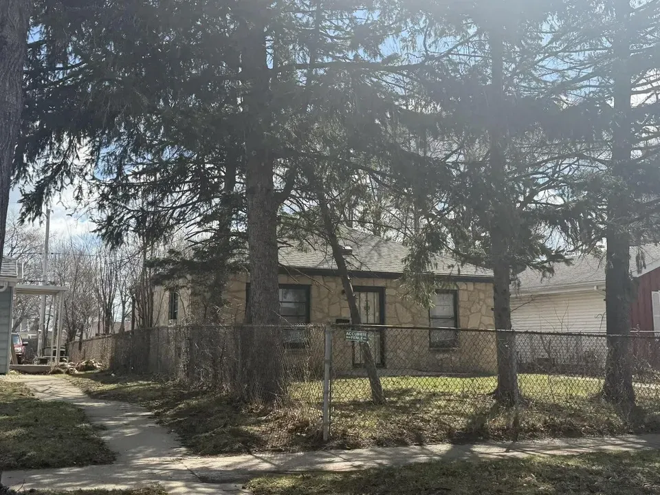 2 Bed 1 Bath Established Mid-Century Residence in Milwaukee, WI - 2