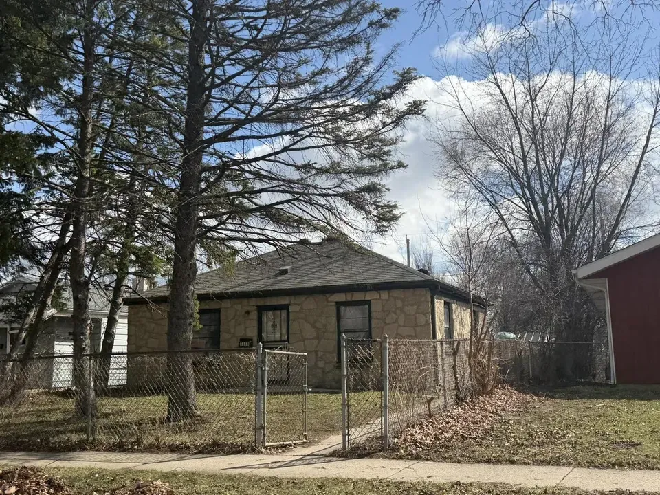 2 Bed 1 Bath Established Mid-Century Residence in Milwaukee, WI - 3