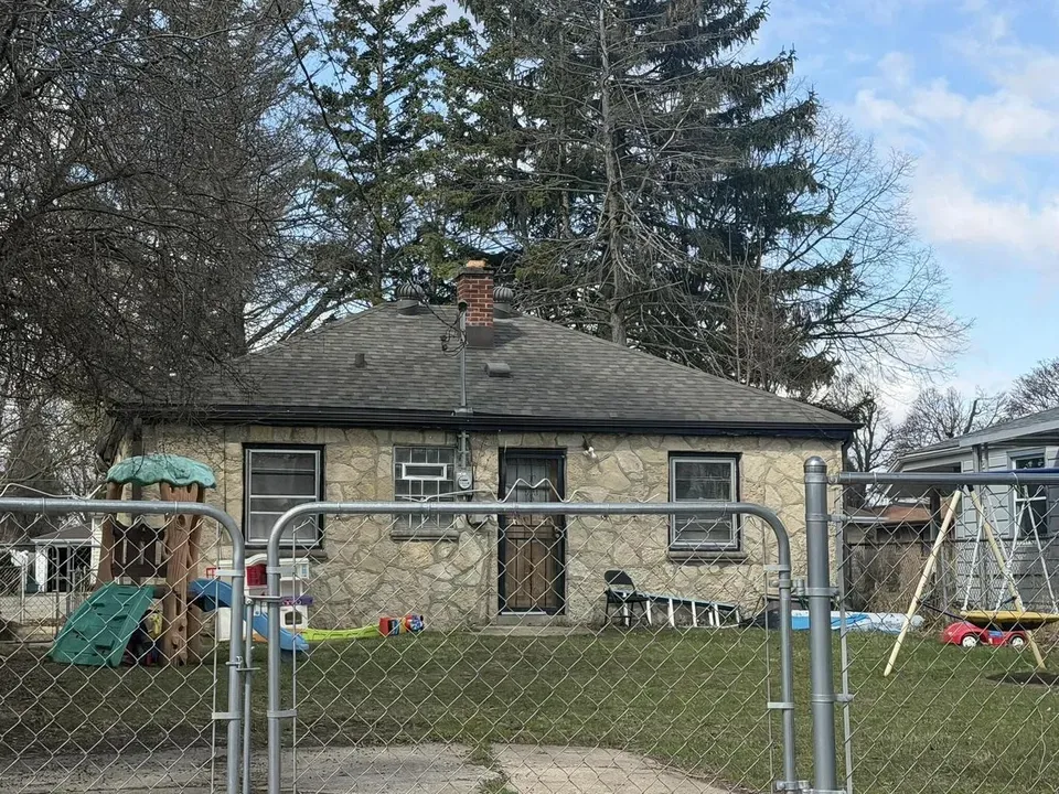 2 Bed 1 Bath Established Mid-Century Residence in Milwaukee, WI - 4