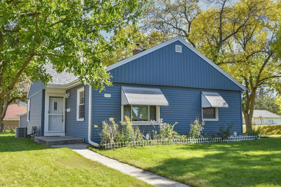 2 Bed 1 Bath Established Mid-Century Residence in Milwaukee, WI