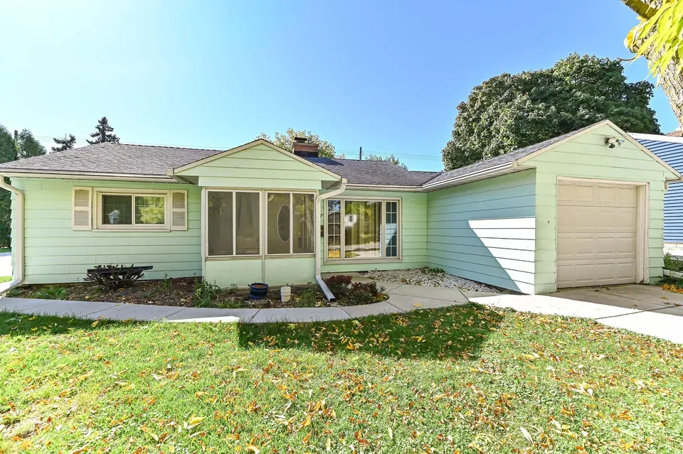 2 Bed 1 Bath Established Mid-Century Residence in Milwaukee, WI - 1