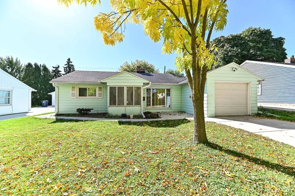 2 Bed 1 Bath Established Mid-Century Residence in Milwaukee, WI - 2