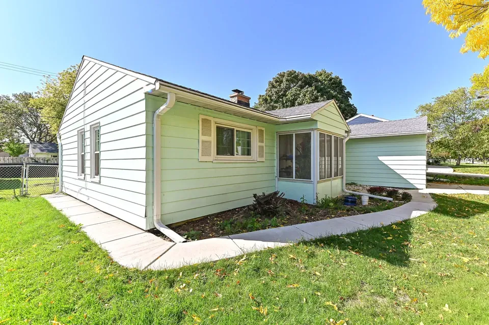 2 Bed 1 Bath Established Mid-Century Residence in Milwaukee, WI - 3
