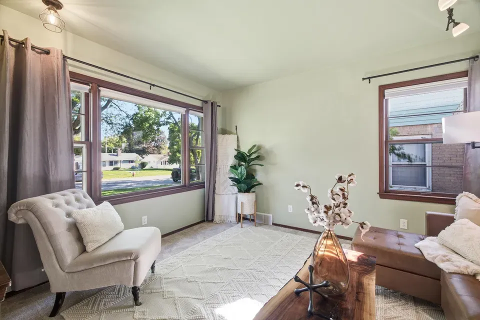 2 Bed 1 Bath Established Mid-Century Residence in Milwaukee, WI - 3